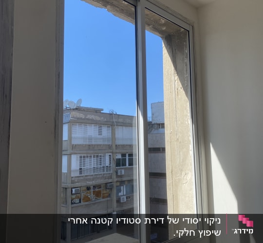 חלון נקי עם נוף לבניינים חיצוניים